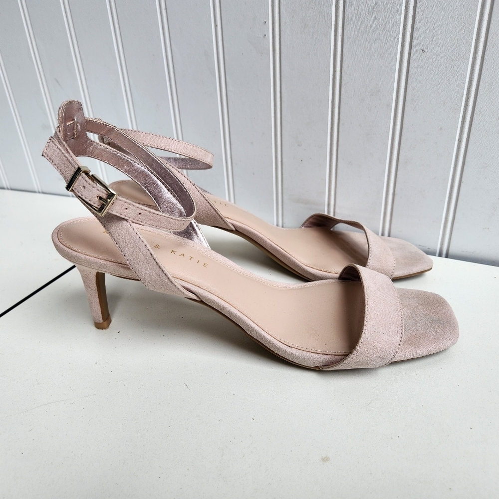 Kelly And Katie Heels Beige Chunky Heels Size 10 Heel Strap